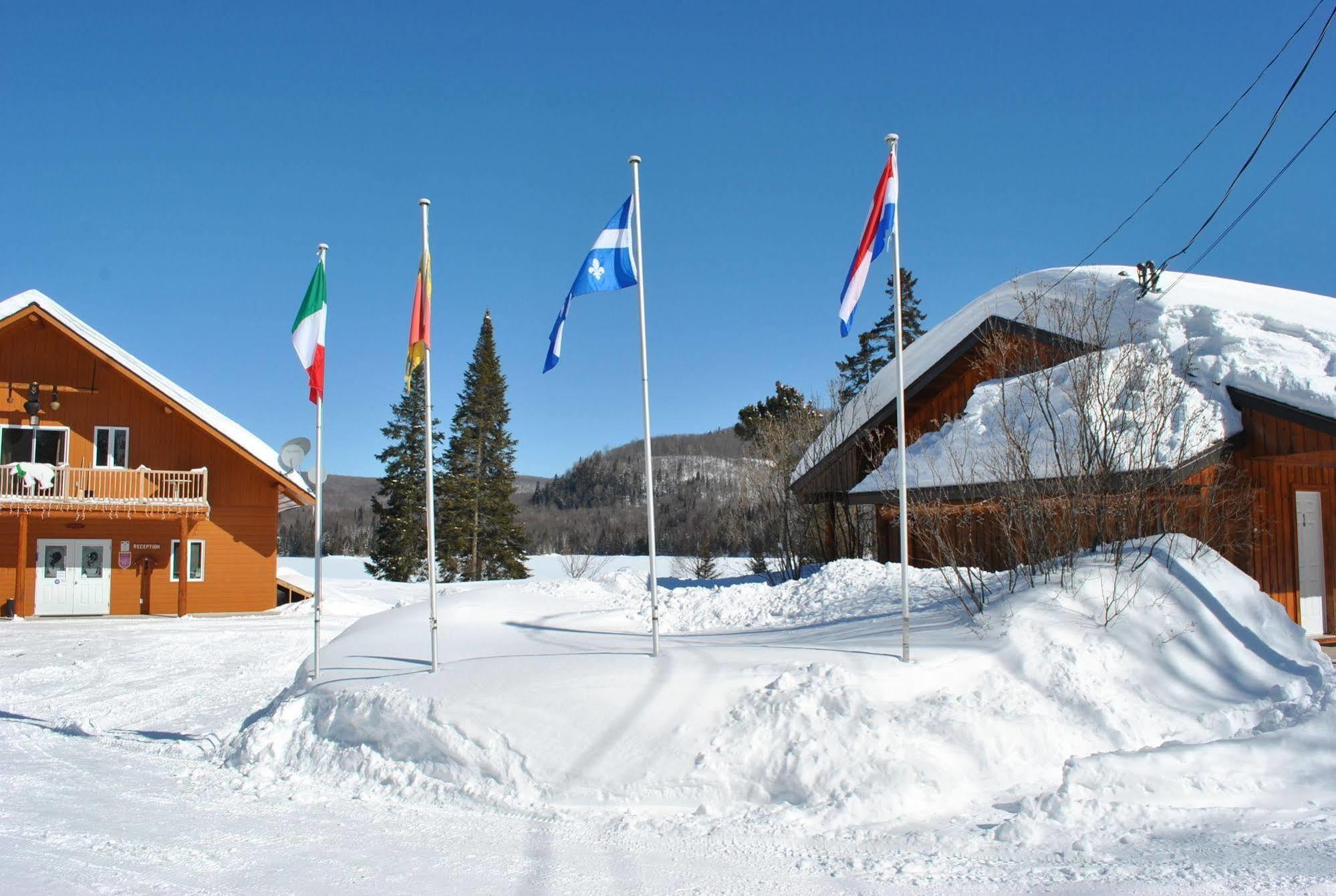 Motel Ours Bleu Lac-Saguay Exterior photo